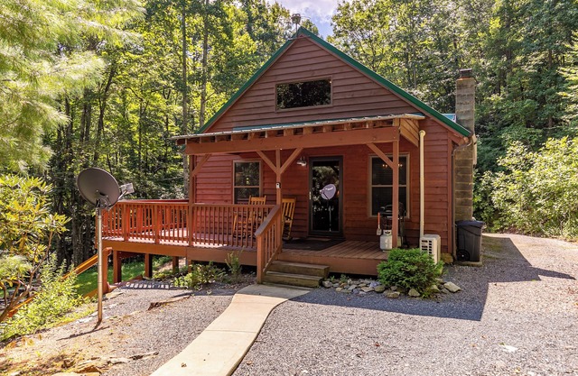Blue Flower Cabin - 10 acres, private, hot tub, fire pit