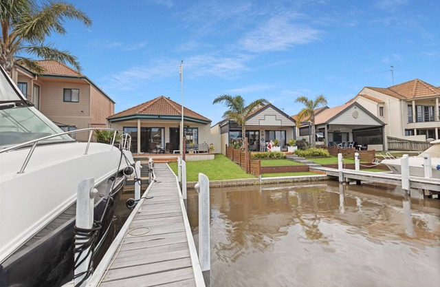 Blue Haven - Indulge in the comfort of this waterfront haven