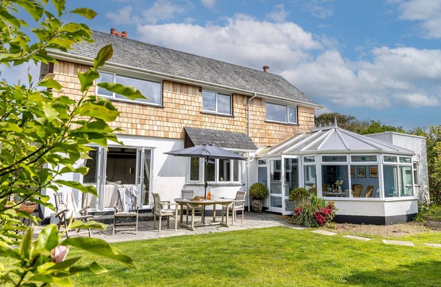 Blue Haze - Exclusive Duporth Estate with private beach access