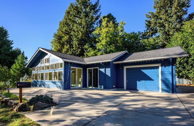 Blue House: country living close to everything