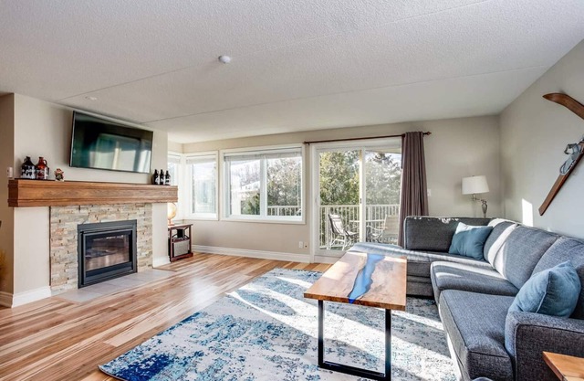 Blue Mountain Ski in/Ski Out Chalet Condo
