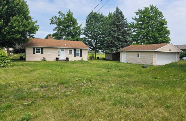 Blue's Pad.nA charming and cozy 2-bedroom house on Wixom Lake in Beaverton, MI