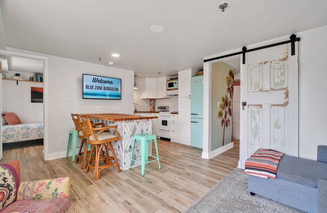 Blue Zone Bungalow! 150 yards to the beach & close to cafes!