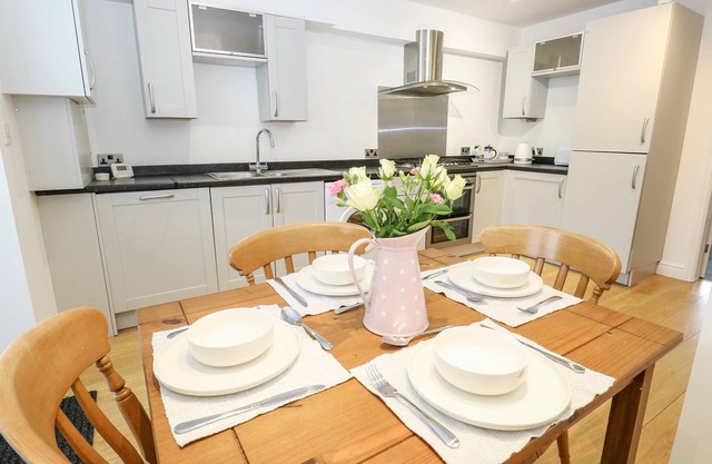 BLUEBELL COTTAGE, pet friendly, with a garden in Brayton