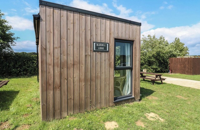 BLUEBELL LODGE, pet friendly, character holiday cottage in Hastings