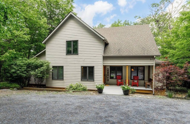 Bluebird Mountain Home: Dog Friendly, No Step Master