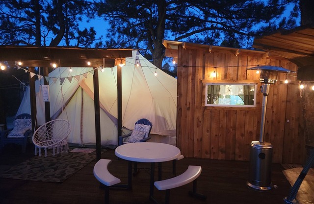 BlueBird Nest 2.0, hot tub! Sibley double bell on huge deck!covered kitchen/bath