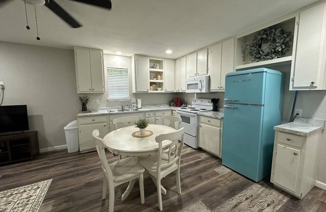 Bluebonnet Cottages by the Lake - Cabin 8