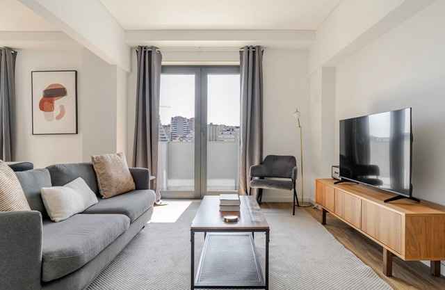 Blueground | Alvalade, balcony, nr Campo Pequeno