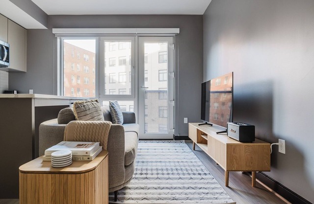 Blueground | Logan Circle, gym & w/d, nr metro