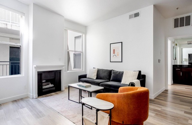 Blueground | Mid-Wilshire, AC, balcony, nr museum