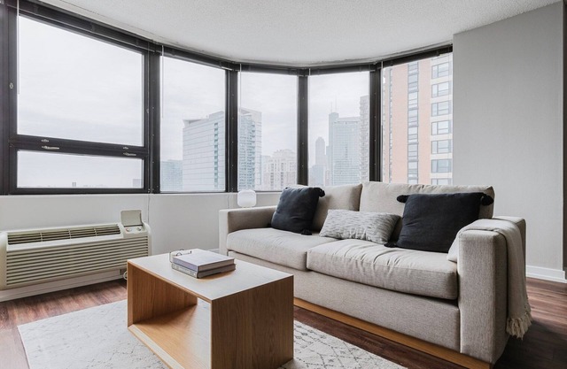 Blueground | South Loop 2bd apartment