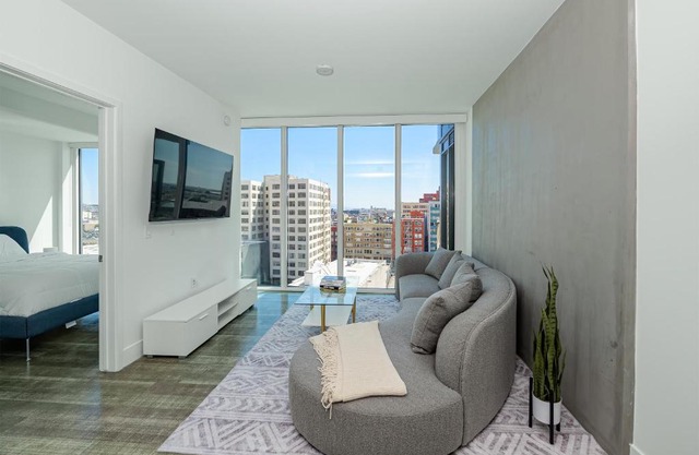 BluePalm Downtown High Floor