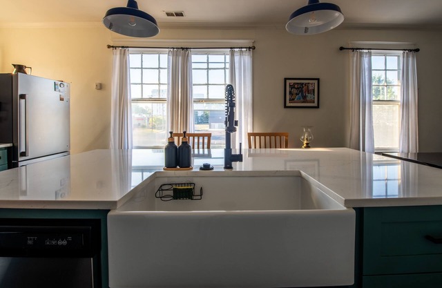 Bluff City Luxe-Loft; 2 bed/2 bath, king bed, 2000 sf! Newly Renovated