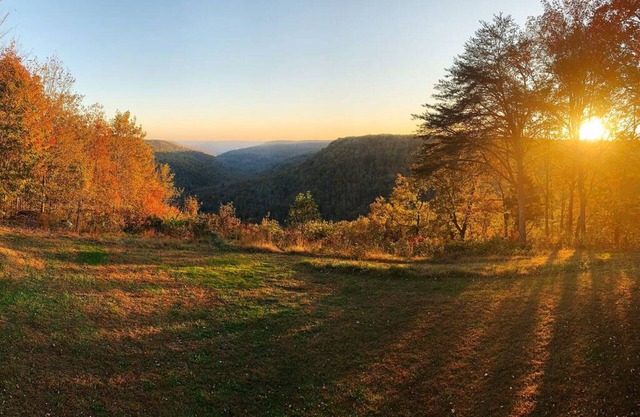 Bluff House — Awesome View | Renovated Luxé | Waterfalls, Hikes & Caverns Nearby
