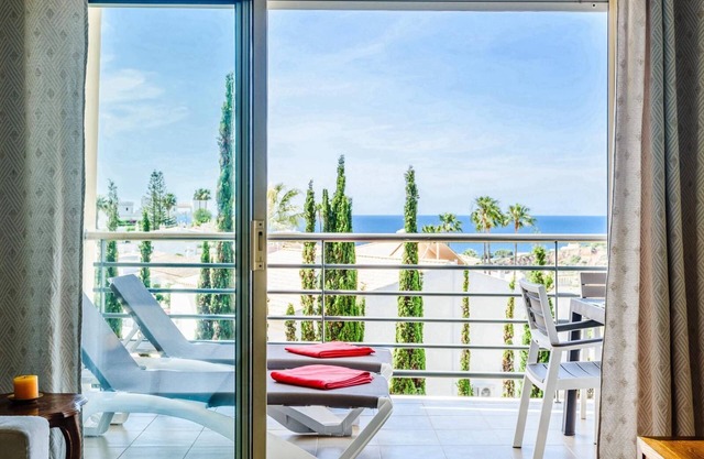 BnB Homes Ocean view Apartment with Lovely Terrace, Swimming pool & Tennis court