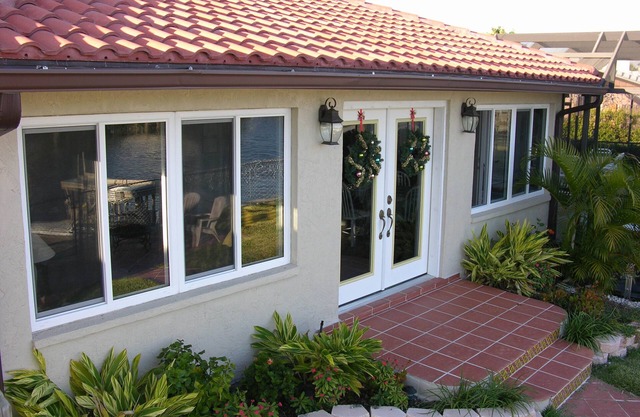 Boat Lover's, Spacious 4/3.5 waterfront saltwater canal home with dock and pool!