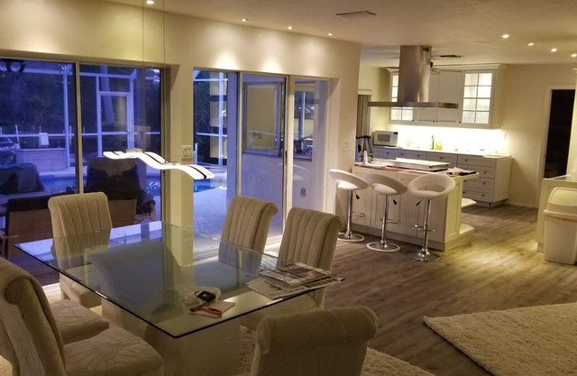 Boaters Paradise : 3 bedroom waterfront home close to downtown Naples Fl.
