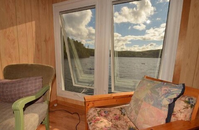 BOATHOUSE - 2 BEDROOM WATERFRONT COTTAGE SPRING & SUMMER STILL FALL AVAILABLE!