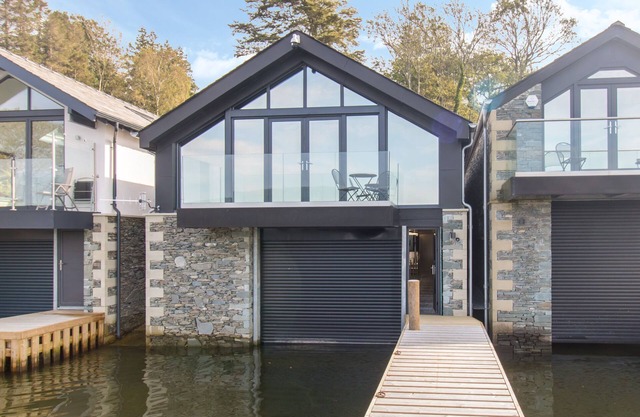 BOATHOUSE ON THE LAKE, romantic in Bowness-On-Windermere