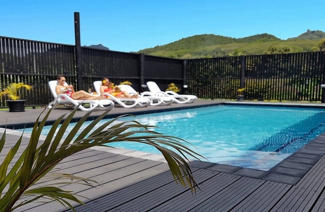 Boaza Place is situated in Nikao and offers an outdoor swimming pool.