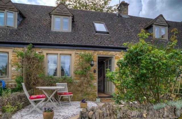 BOBBLE COTTAGE, pet friendly, with a garden in Little Rissington