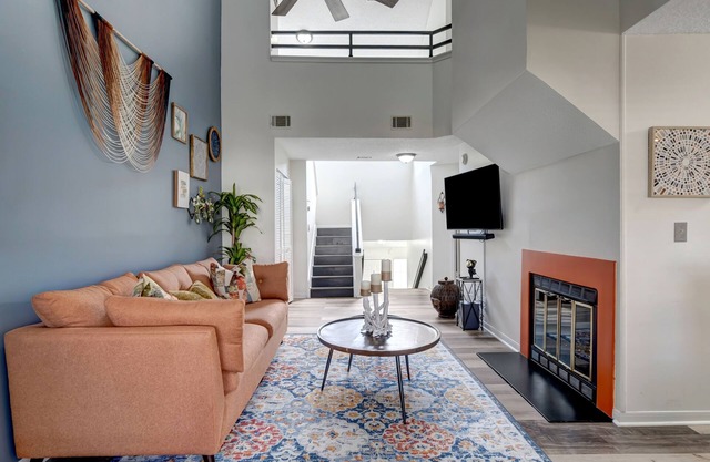 Bohemian MidCity/3 minutes from MidCity Huntsville/Updated Condo/Outdoor Balcony