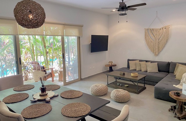 BOHO CHIC CONDO * PRIVATE JACUZZI * WIFI * BIKE TO THE BEACH, CENOTES AND RUINS*