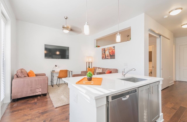 BoHo Flat in Stylish SouthPark Charlotte~King Bed~Long Term Welcome