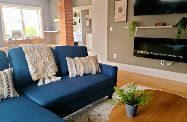 BoHo on Main /Stylish in the Heartland, 1 bedroom King in Downtown