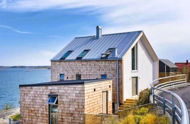 Bohuslän Sea Lodge-Modern house for 6 by the sea with a boathouse in the marina