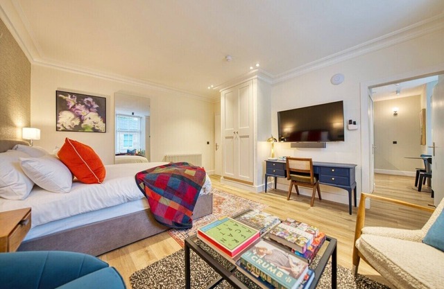Bold, Stylish Flat in the City
