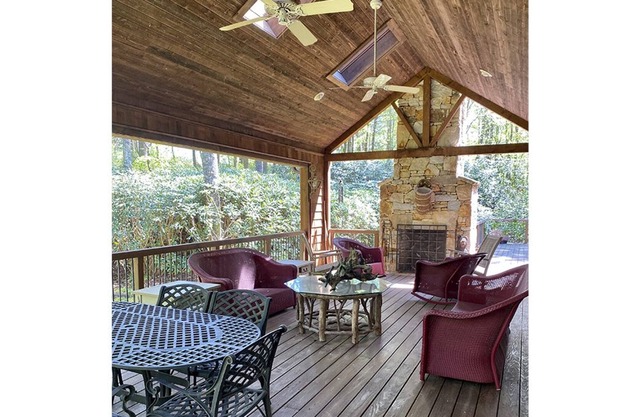 Bond Voyage is 5 minutes from the Greystone Inn and Lake.