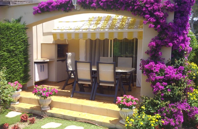 BONITA CASA CON PRECIOSO JARDÍN DE 150 M2, PISCINA MUY SEGURA PARA NIÑOS