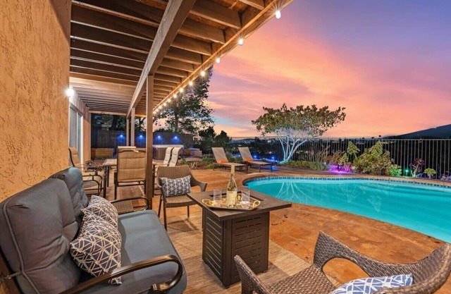 Bonita Manor - Large Home: Pool, Hot Tub, & Views!