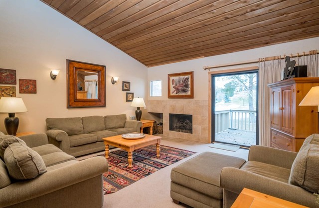 Book a Summer Getaway Today! Appealing Mountain Condo with Golf Course Views in Elkhorn