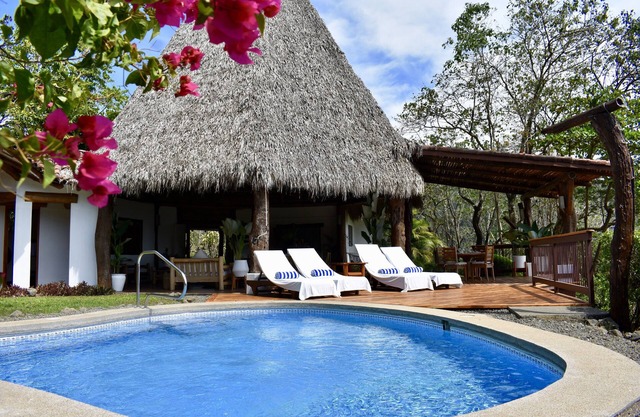 BOOK NOW and save-Tropical BeachVilla w Priv Poolnn
