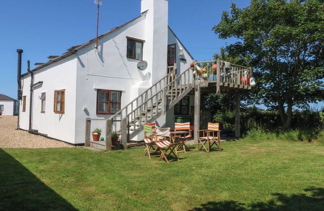 BORTH ARIAN BOAT HOUSE, pet friendly, with open fire in Rhoscolyn
