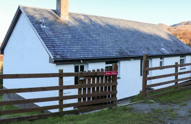 BORVE HOUSE, pet friendly, country holiday cottage in Kilchoan