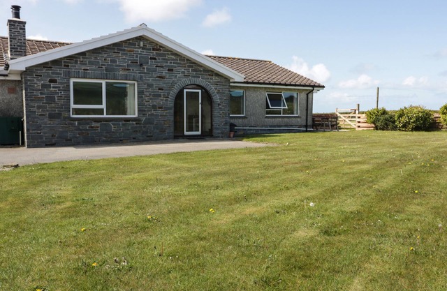 BOSCASTLE VIEW, pet friendly, with open fire in Boscastle