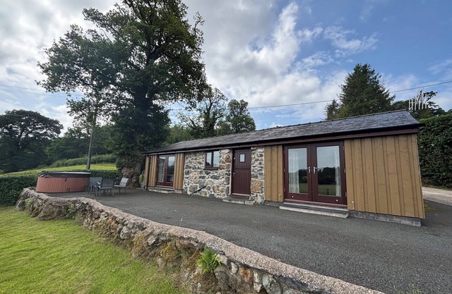 BOTHI, romantic, luxury holiday cottage, with hot tub in Llanuwchllyn
