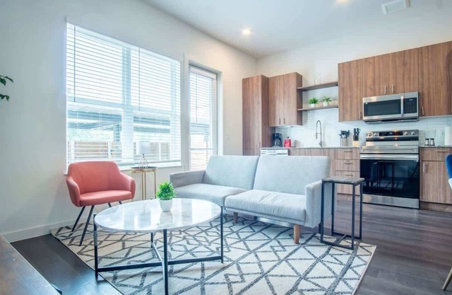 Boulevard Stays Comfortable 1BR Suite w Pool, Parking, Gym 02