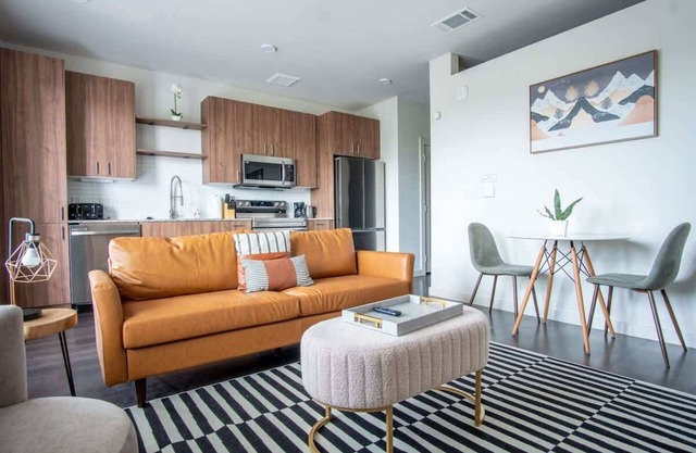 Boulevard Stays Comfortable 1BR Suite w Pool, Parking, Gym 04