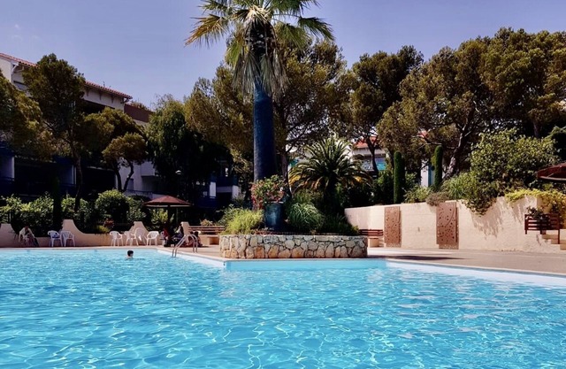 BOULOURIS SUR MER. Beautiful T2. Very quiet. 3 swimming pools. High standing.