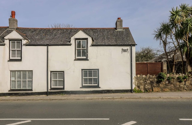 BOUNDYS HOUSE, pet friendly, country holiday cottage in St Ives