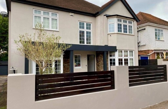 BOURNECOAST: LARGE DETACHED FOUR BEDROOM HOUSE WITH LARGE PRIVATE GARDEN -HB8530