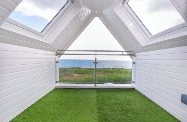 Bournecoast: Modern clifftop apartment with panoramic sea views by beach -FM6184