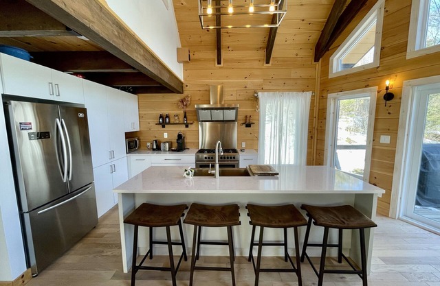 Boutique chalet—woodland retreat, fireplace, chef kitchen, soaking tub—near PTDN