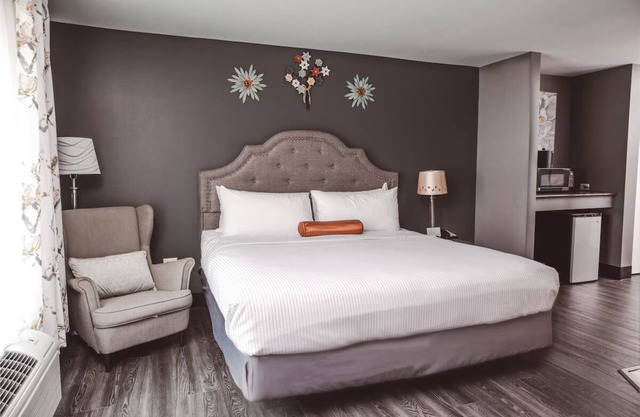 Boutique Comfort w/Library Lounge, Game Nights, Firepits & Outdoor Spaces