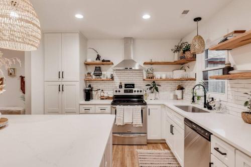 Boutique Getaway mins from beach & downtown